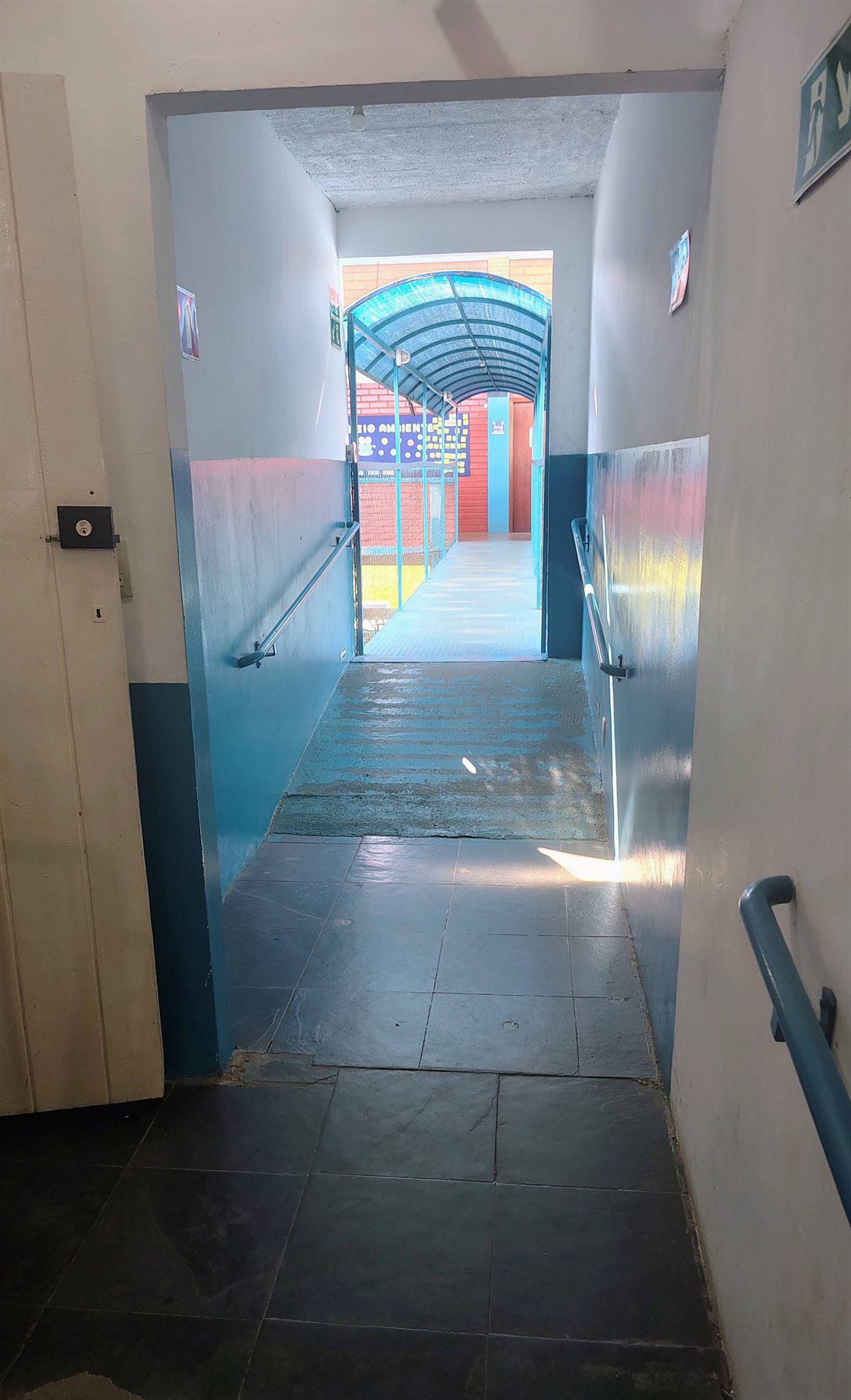 Corredor que leva ao pátio
