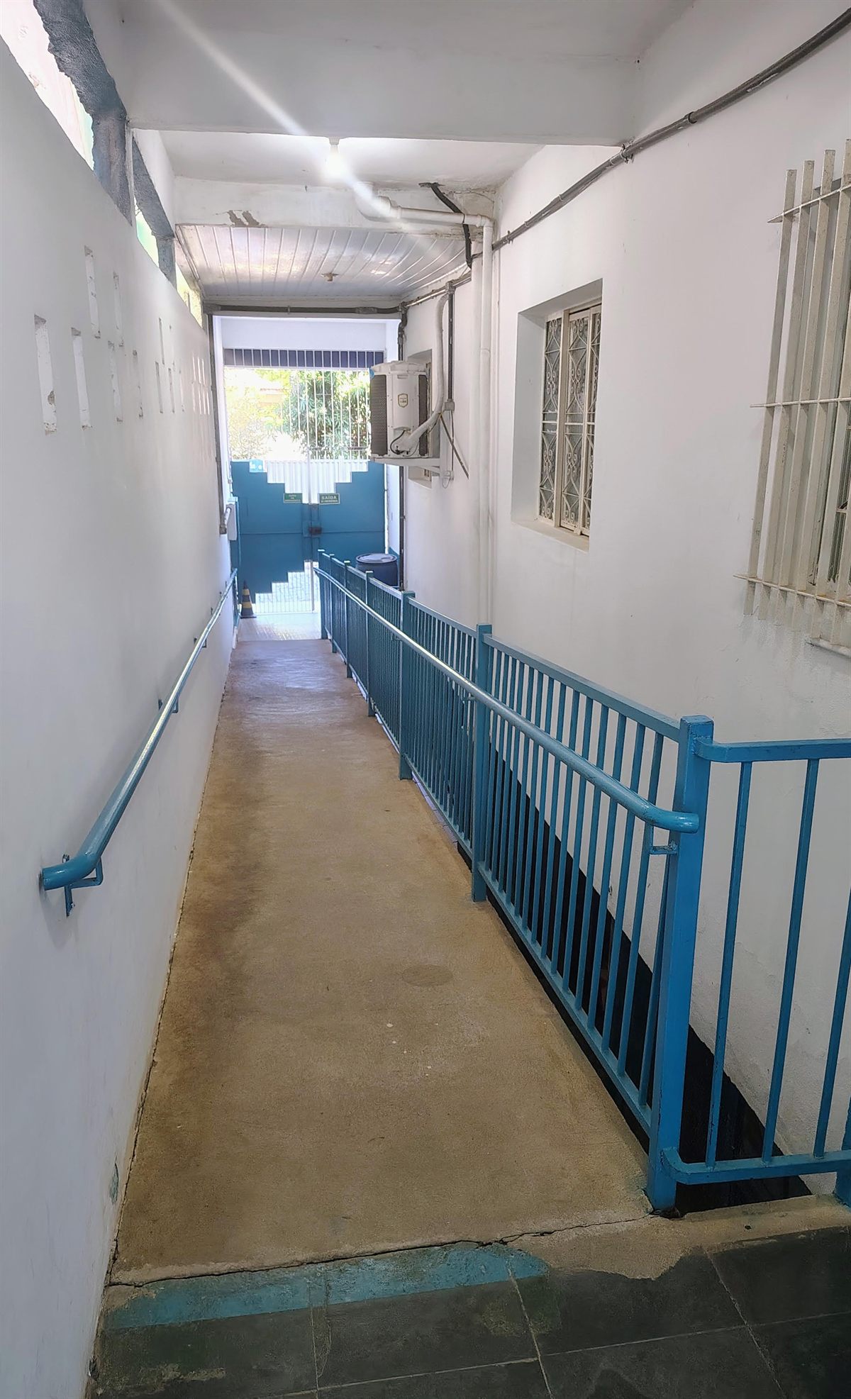 Corredor com rampa e corrimão