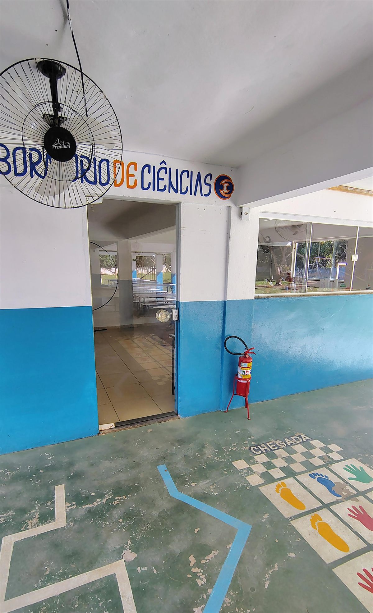 Entrada do Laboratório de Ciências e amarelinha pintada no chão