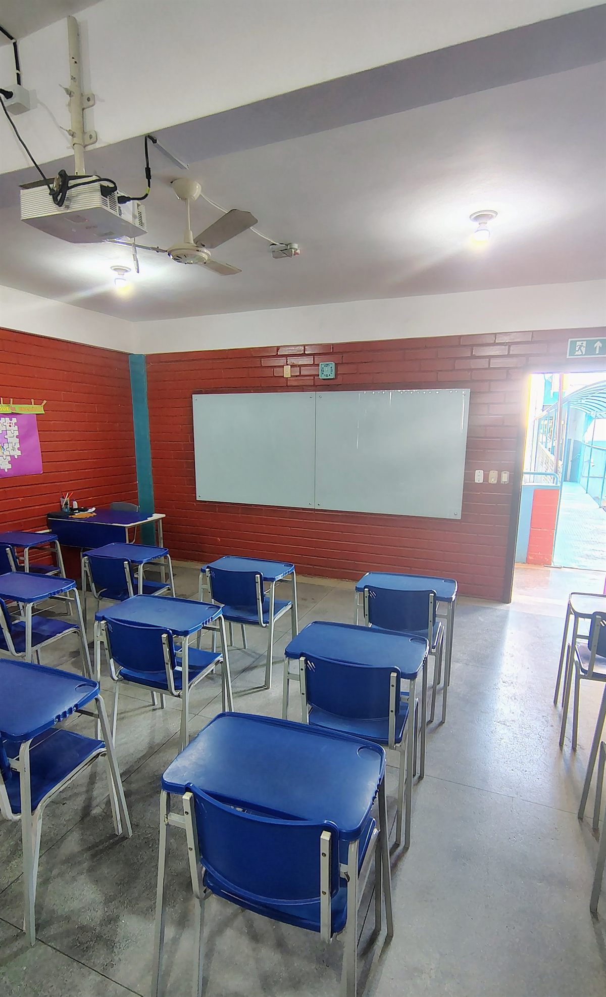 Sala de aula com lousa e projetor